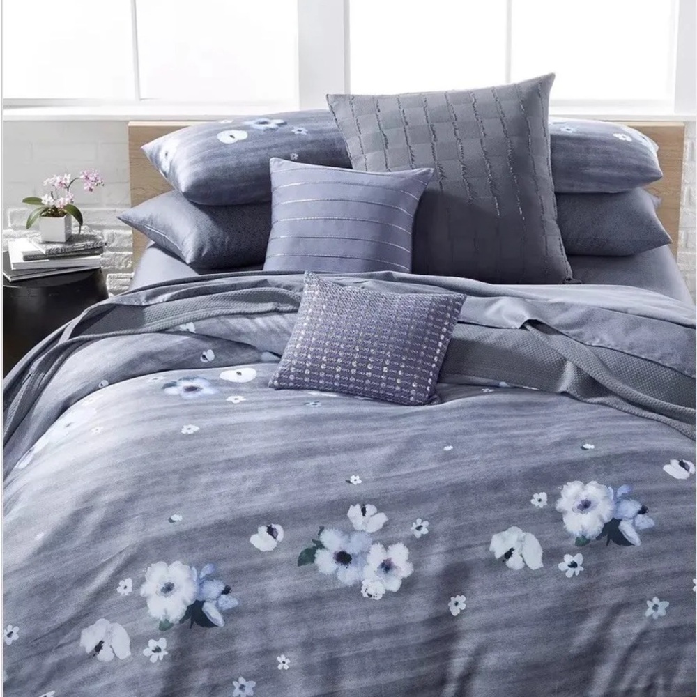Calvin Klein Bonaire Orchid Queen Duvet Cover Only. Brand New!